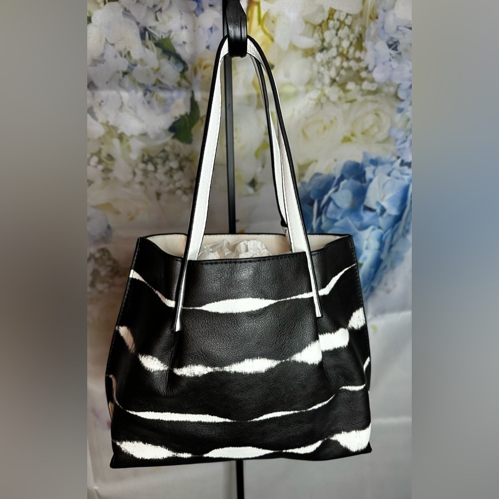Kenzie black and white purse with detachable pouch NWOT​​